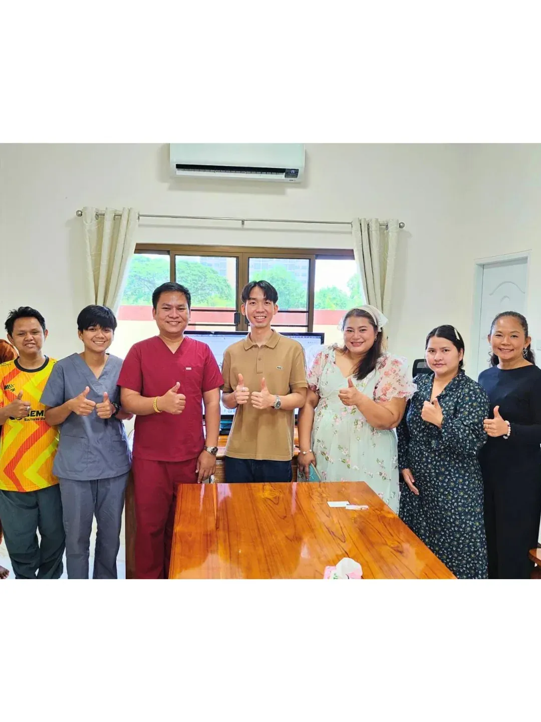 ฮิลล์และผู้เรียนในเวิร์กช็อป AI ที่หัวหิน