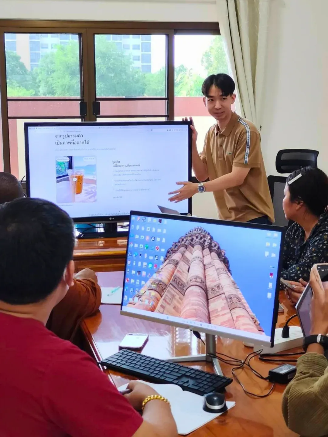 ฮิลล์อธิบายตัวอย่างบนจอในเวิร์กช็อป AI ที่หัวหิน